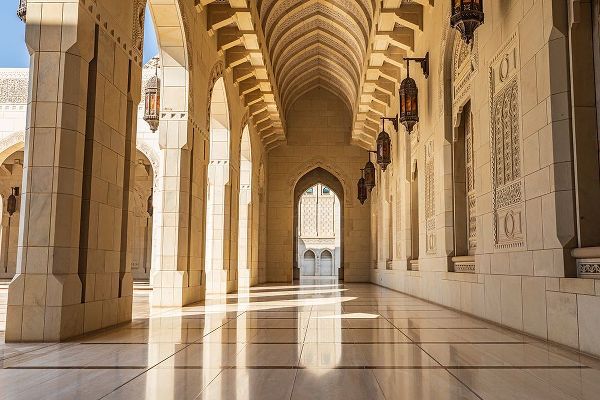 Wilson, Emily M. 아티스트의 Middle East-Arabian Peninsula-Oman-Muscat-Exterior corridor of Sultan Qaboos Grand Mosque in Muscat작품입니다.